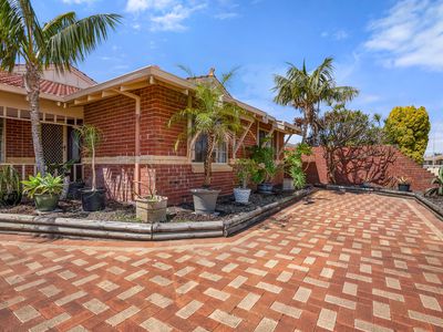 16 Frigate Close, Waikiki