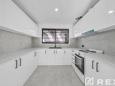 5 / 16 Heywood Crescent, Cranbourne North