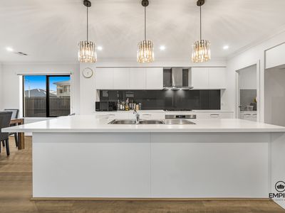 7 Crescendo Boulevard, Clyde