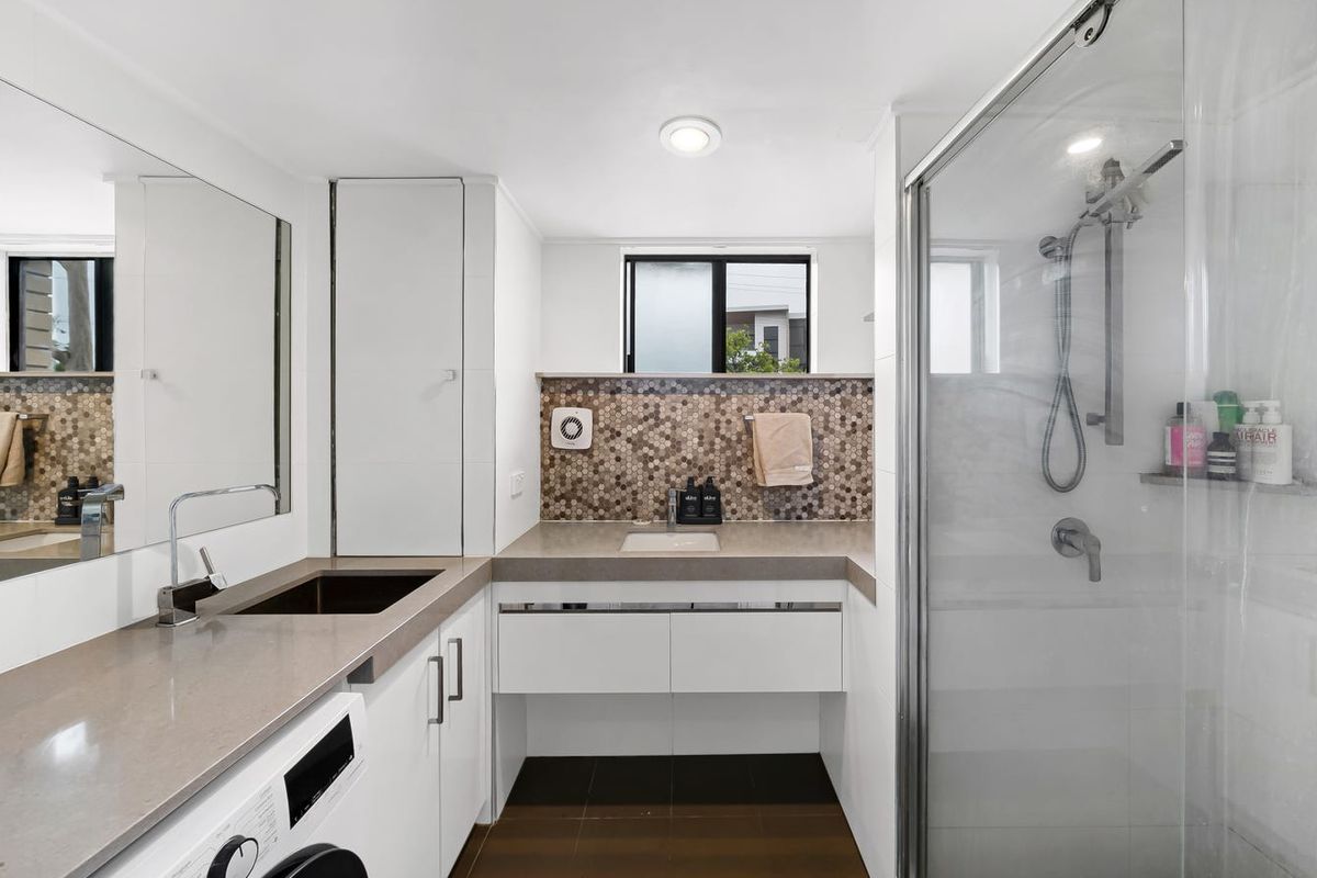 1 / 18 Sunshine Boulevard, Broadbeach Waters