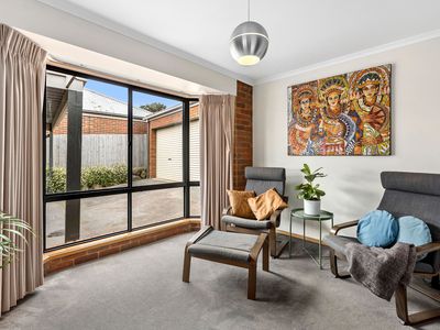 7 Reta Close, Leopold