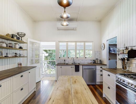 Charming Queenslander in Old Tewantin image 9