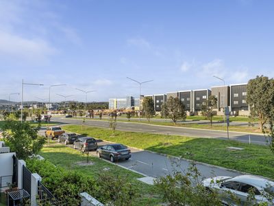 19 / 200 John Gorton Drive, Coombs