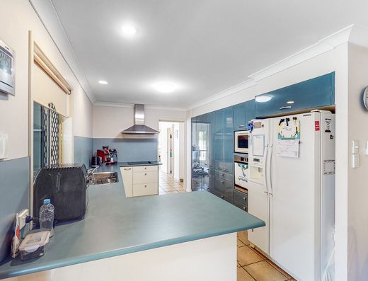 Tidy home with room for Caravan image 4 Tidy home with room for Caravan image 4