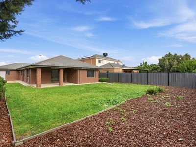 5 Niland Crescent, Point Cook