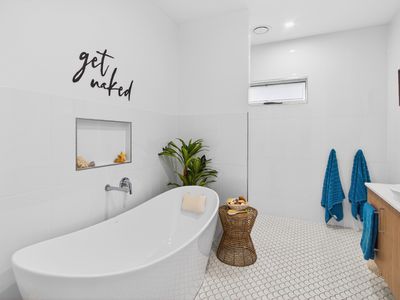 8 Blackcurrant Drive, Hideaway Bay