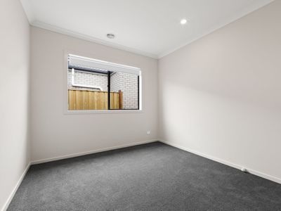 76 Lorikeet Circuit, Rockbank