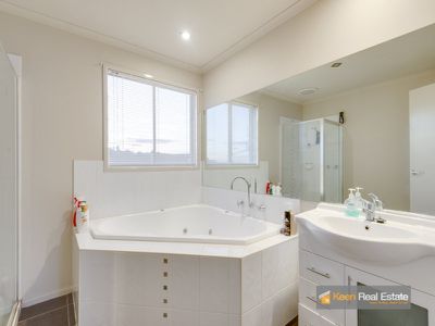 10 Fallingwater Drive, Pakenham