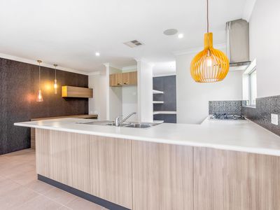 21 Manhattan Concourse, Hilbert