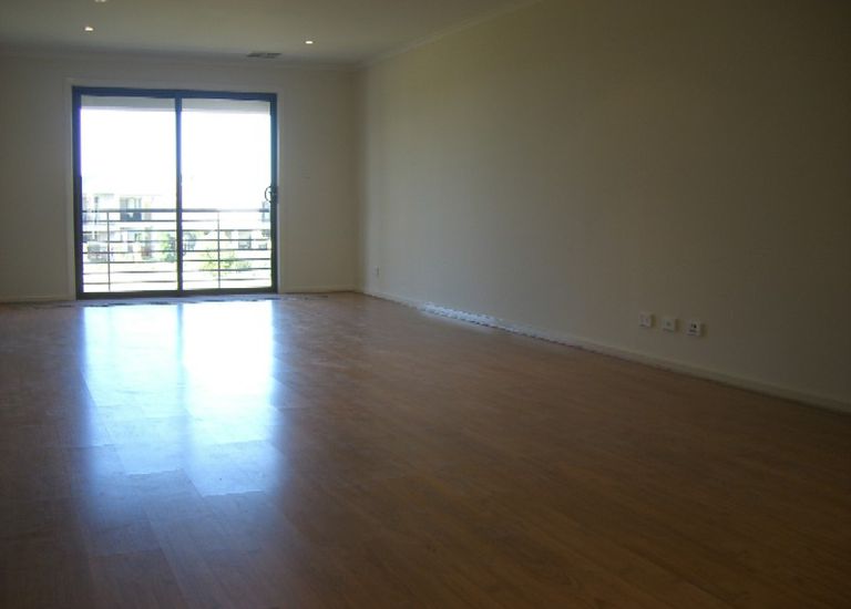 13 Macmillan Avenue, Mawson Lakes