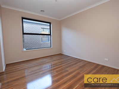 15 STATURE AVENUE, Clyde North