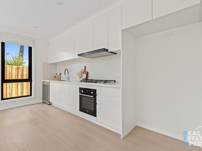 7 / 5 Sylvanwood Crescent, Narre Warren