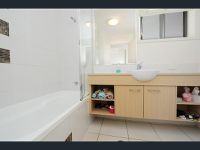 10 Grand Pde, Kawana Island