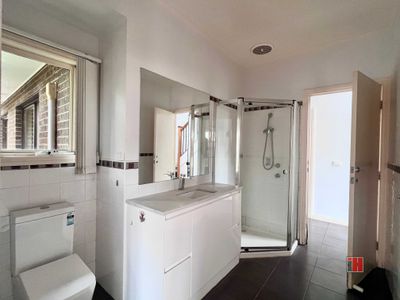 2 / 8 Faye Street, Reservoir