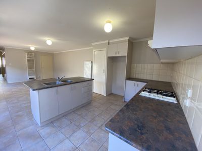 2 / 24 Coolabah Crescent, Hoppers Crossing