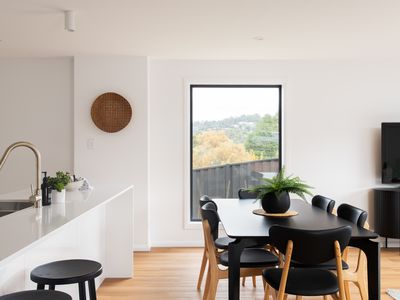 2 Leeman Court, Riverside