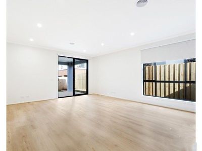 25 Winnows Street, Officer
