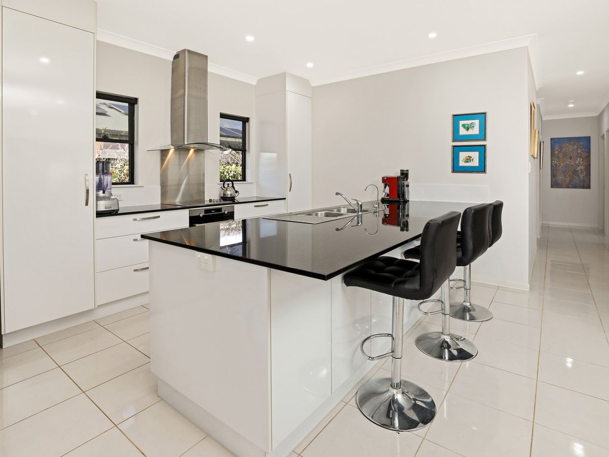 9 Sommerset Drive, Atherton