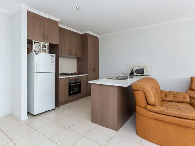 7 / 90A Ballan Road, Werribee