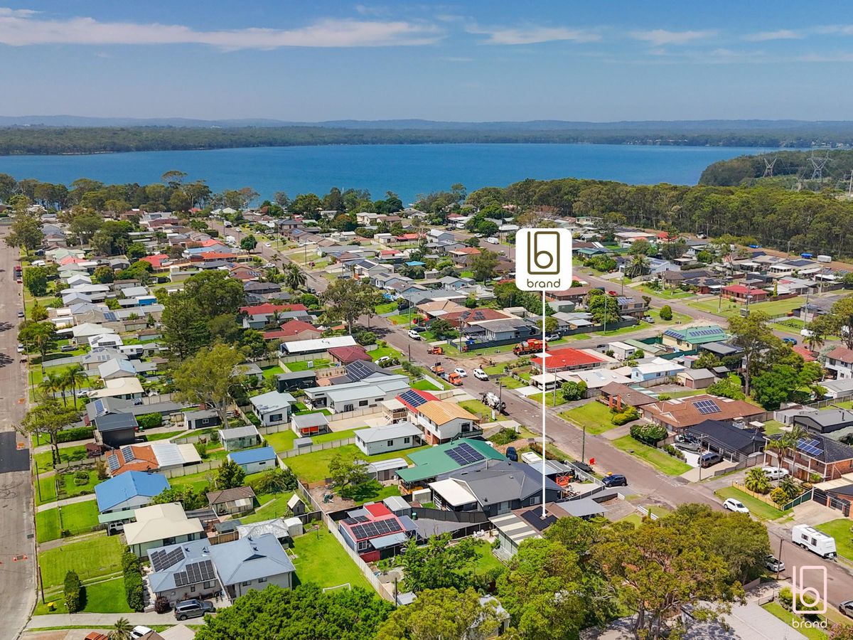 20 Campbell Parade, Mannering Park