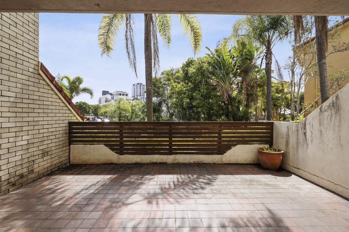 2 / 8-10 Queensland Avenue, Broadbeach