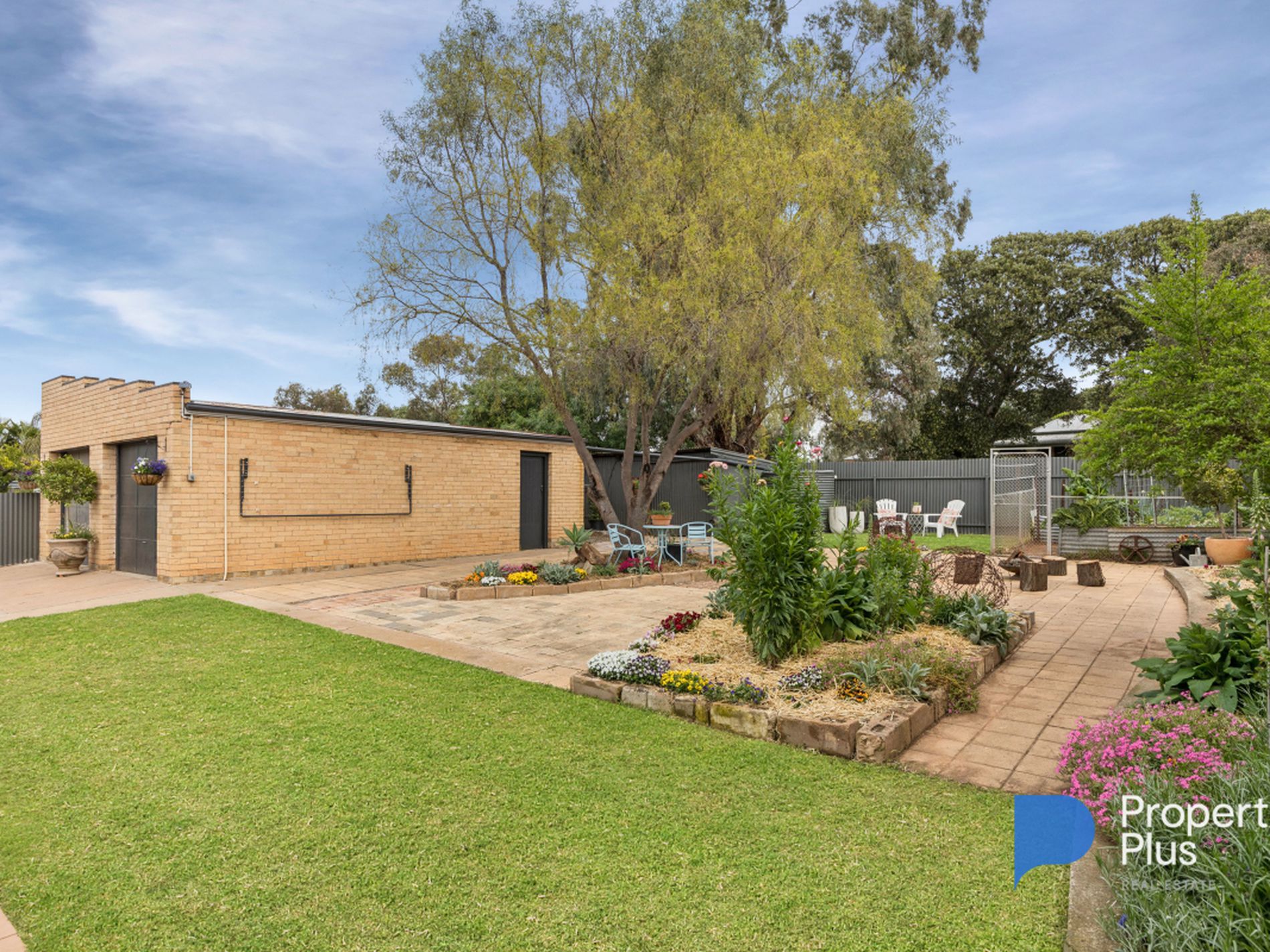 8 Clifton Street, Charlton