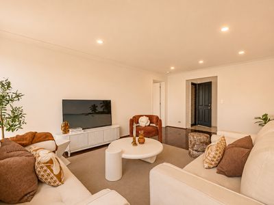 11 Ensenada Ct, Broadbeach Waters