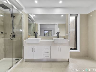 5 / 5-6 Chelsworth Place, Caroline Springs