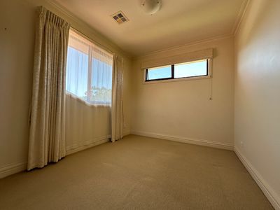 1 / 16 Glen Court, Glen Waverley