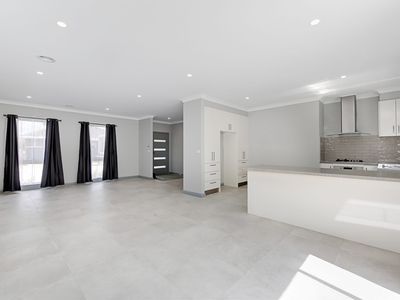 2 / 18 Duke Street, Werribee