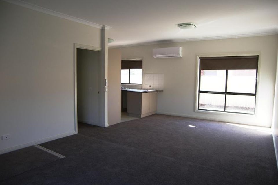 2 / 11 Caleb Close, Golden Square