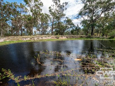 618 Coopers Road, Red Range