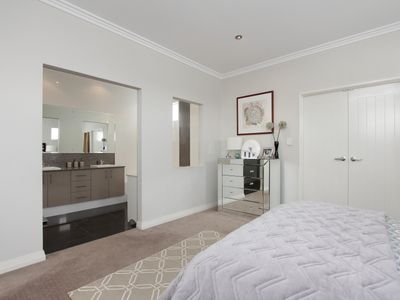 6 Barrow Crescent, North Coogee