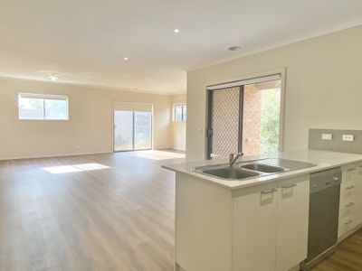 28 Miniata Way, Manor Lakes
