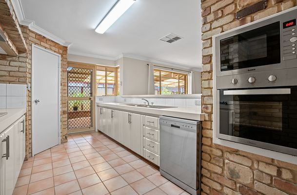 16 Frigate Close, Waikiki