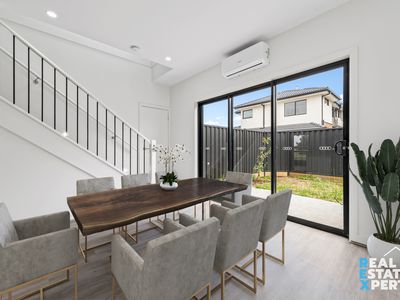 2 / 7 Young Road, Hallam