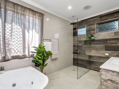 32 Sommerville Crescent, Whitfield