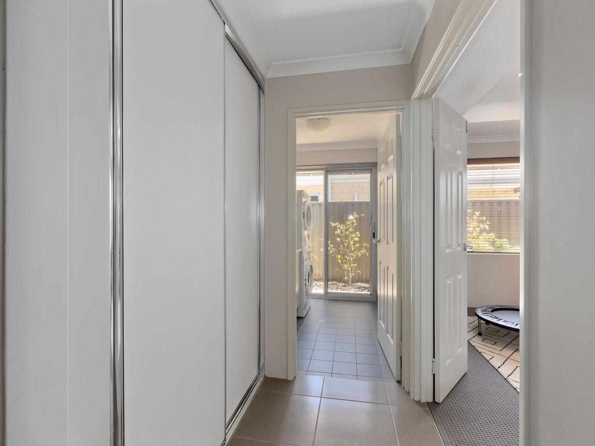 7 / 22 Whittaker Turn, Piara Waters