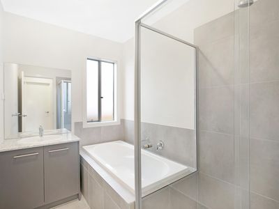 18 Marriott Blvd, Weir Views