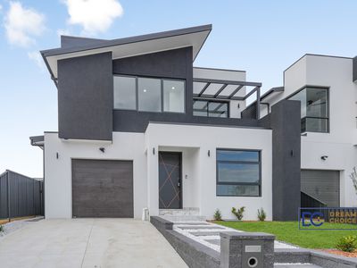 31 Parhelion St., Austral