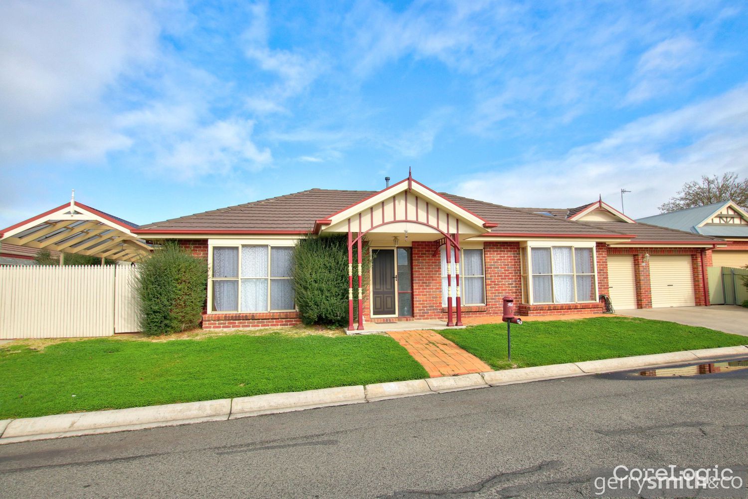 13 Hopkins Drive, Horsham