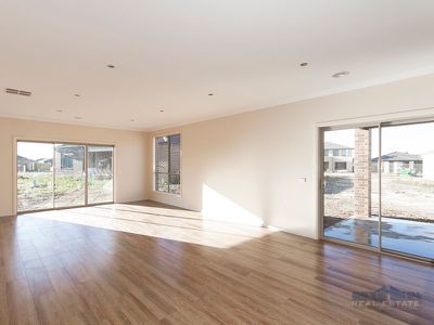 8 Herring Avenue, Cranbourne North