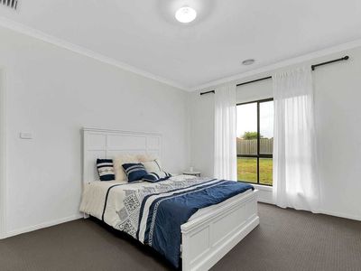 34 Mantello Drive, Werribee