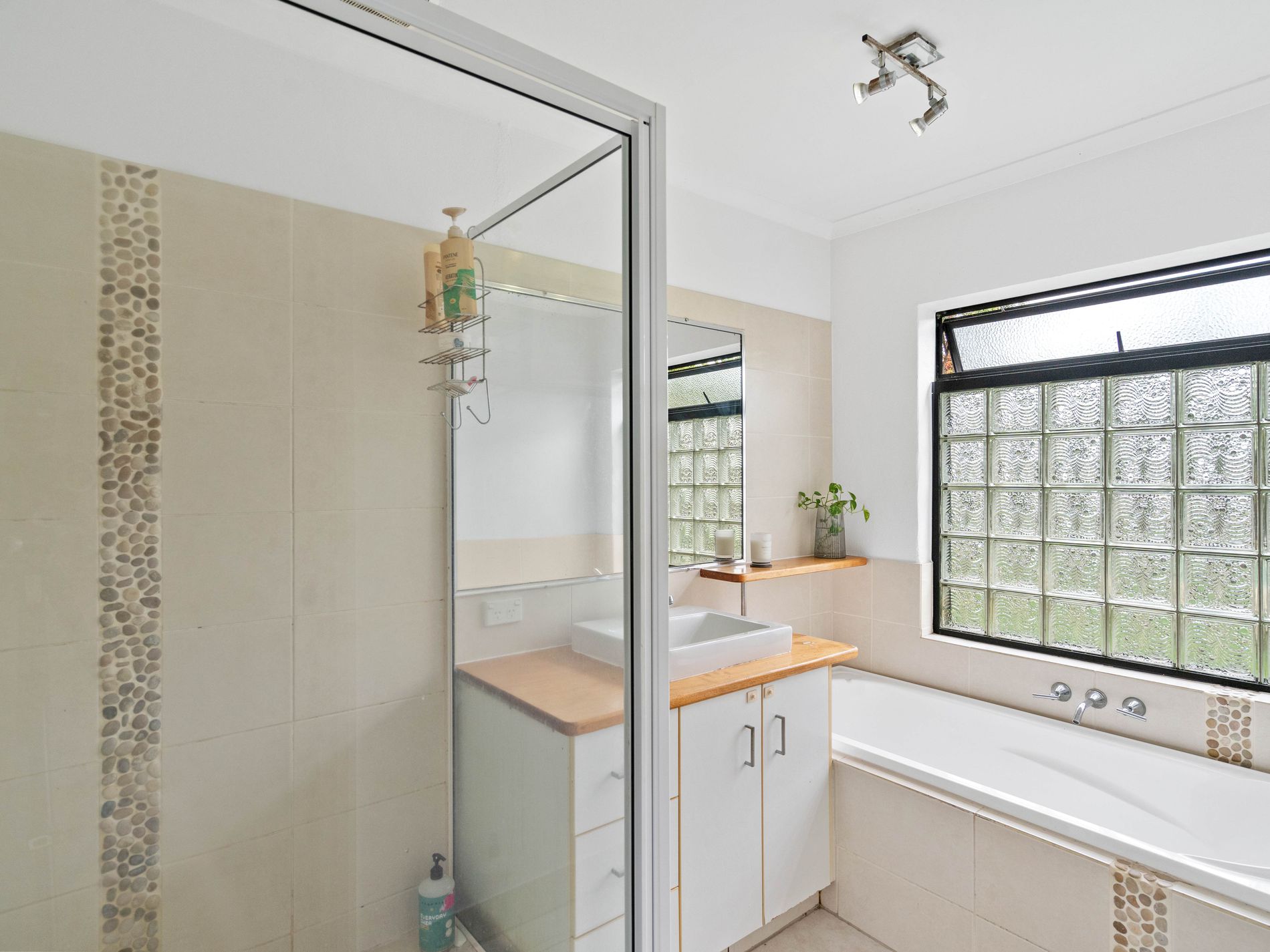 9 ZAMIA STREET, Holloways Beach