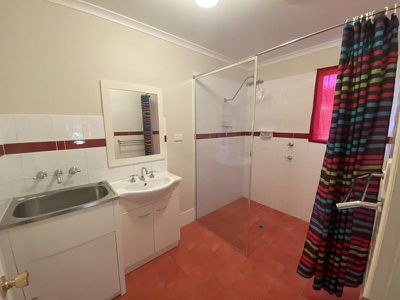18 Main Street, Hivesville