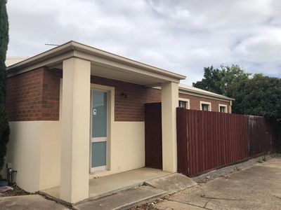9 / 16 Centre Avenue, Werribee