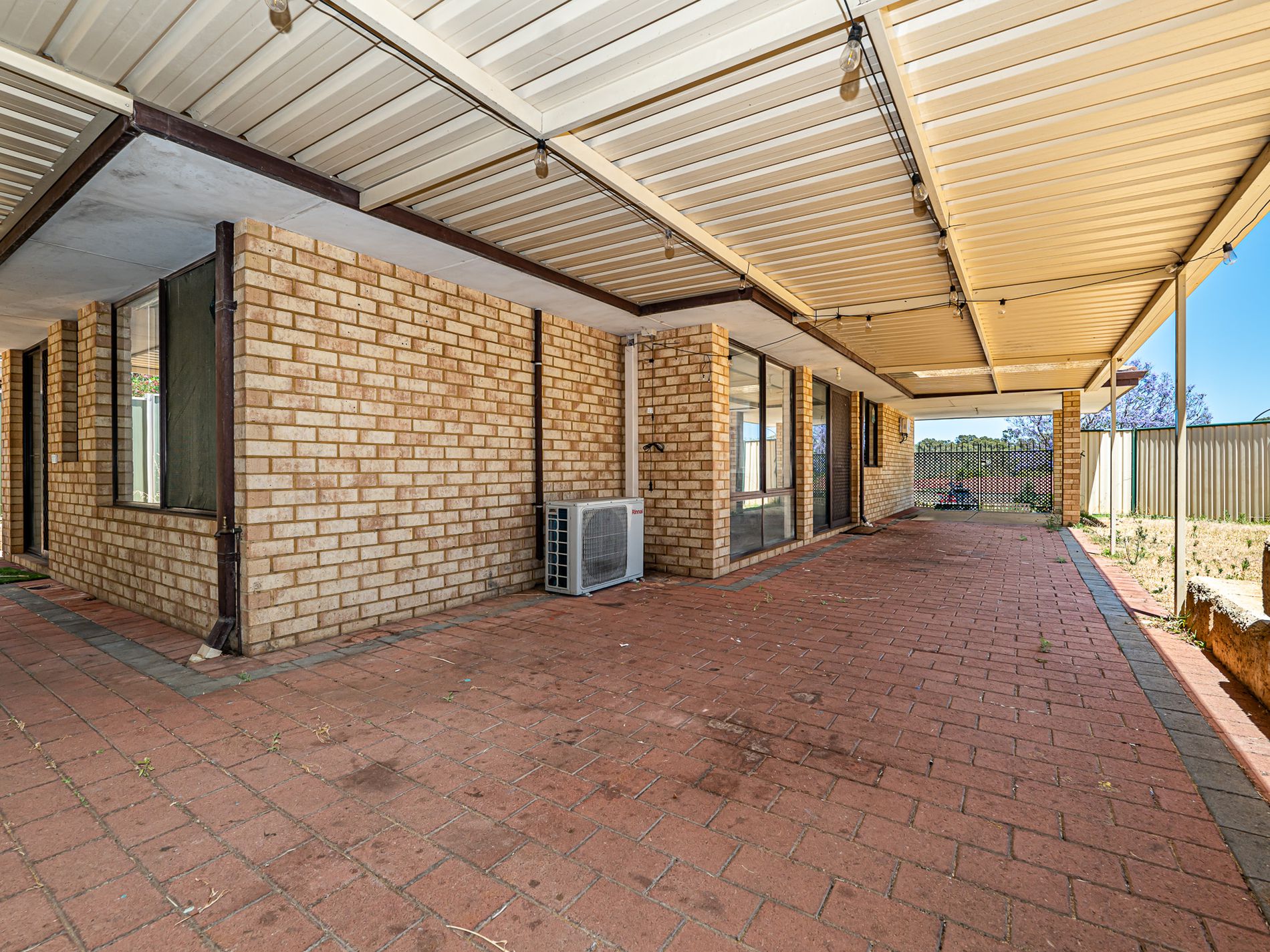 11 McNairn Cross, Leda