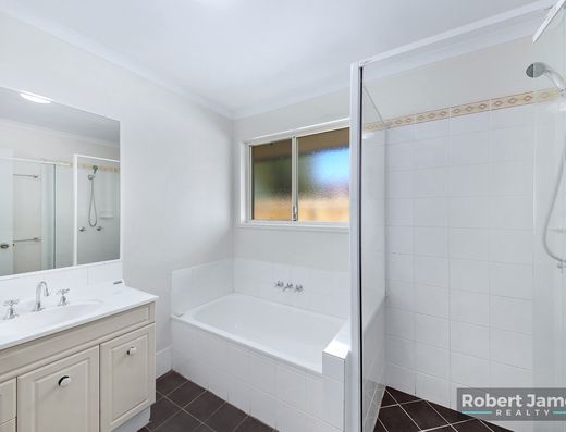 5 BEDROOM HOME WITH PARK RESERVE BACKDROP image 21