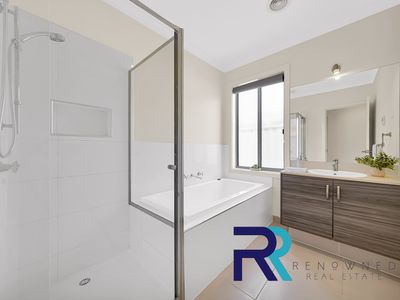 5 EMMETTS MEWS, Deer Park