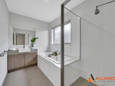 81 Charlbury Crescent, Cranbourne North